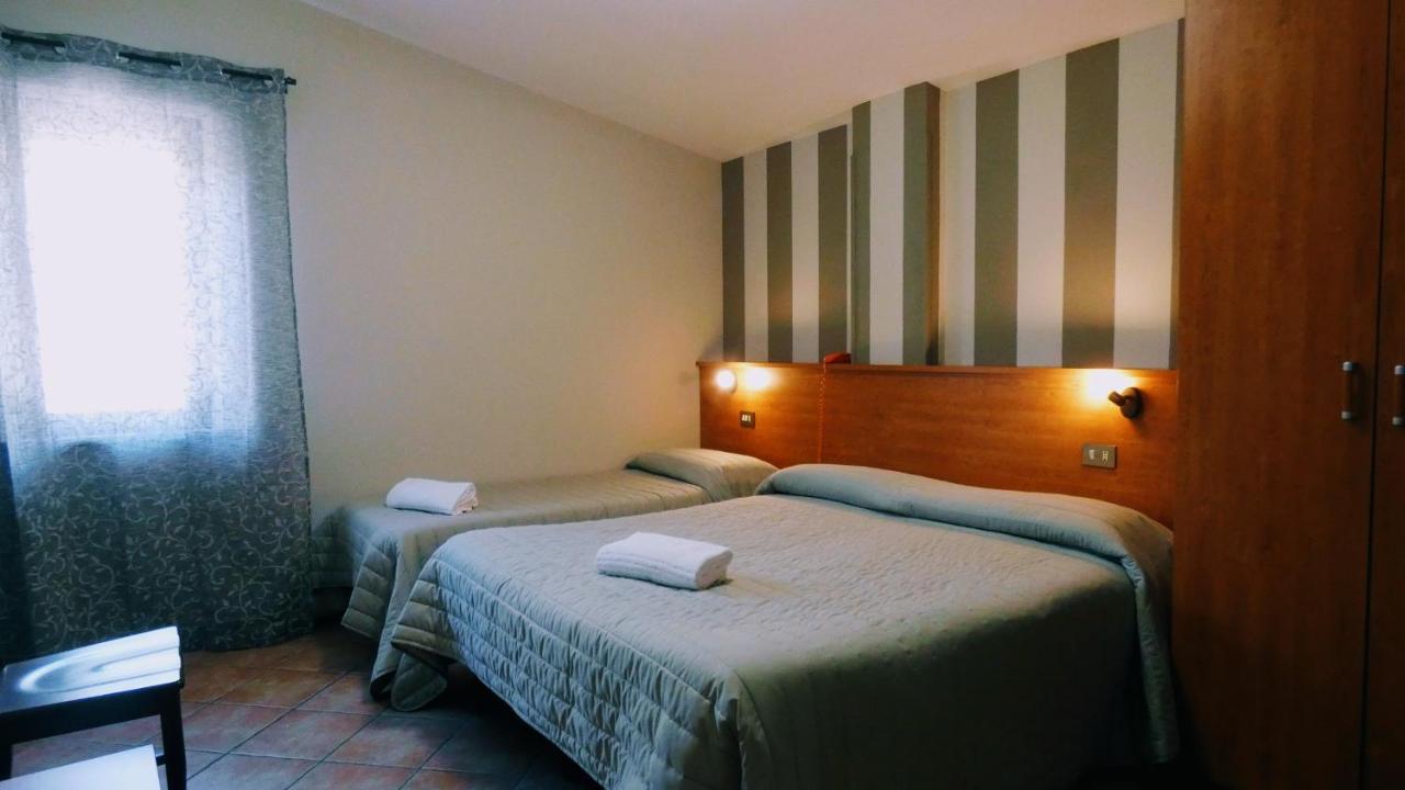 Hotel Piscina La Suite Prossedi Exterior foto