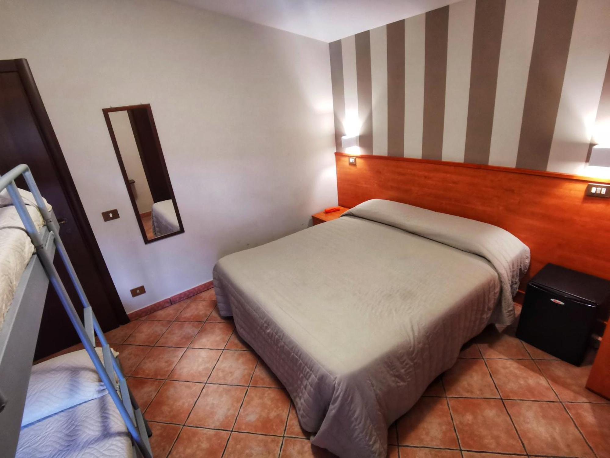 Hotel Piscina La Suite Prossedi Exterior foto
